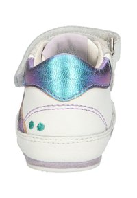 Witte leren schoen met een glanzende turquoise en paarse iriserende hieltab, paarse stiksels, groene accentpunten en klittenbandsluiting.