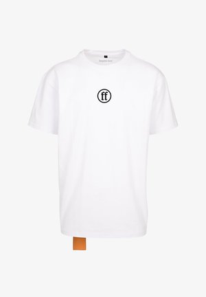 Valge puuvillane T-särk, millel on must ringikujuline logo, mille keskel on "ff". T-särgi allääres on oranž kangasetikett.