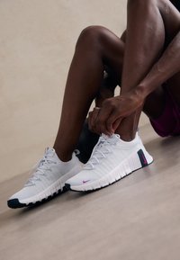 FREE METCON 6 - Treniņkurpes - football grey/hot fuchsia-armory navy
