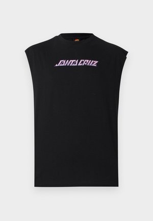 Čierne tielko bez rukávov s ružovým logom "Santa Cruz" cez hruď na jednoduchom pozadí.