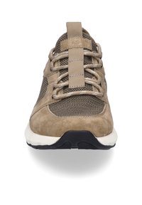 Scarpa atletica beige con tomaia in rete e accenti in pelle scamosciata. Presenta un design di allacciatura testurizzato e una suola bianca ammortizzata. Suola nera piatta.