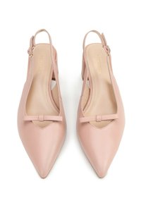 Décolleté rosa con cinturino in pelle liscia. Presenta un piccolo dettaglio a fiocco e un design con ritaglio aperto. Tacco a blocco per maggiore stabilità.