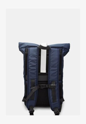 Tengerészkék anyagból készült hátizsák, párnázott hálós pántokkal, felgöngyölíthető záródással és fehér díszszíjjal. Több fekete állítható pánttal rendelkezik.