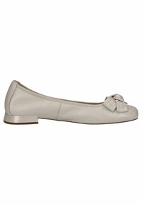 Klassische Ballettflats aus weichem beigem Leder, mit runder Spitze und einer dekorativen Schleife an der Vorderseite. Niedriger, stabiler Absatz für Unterstützung.