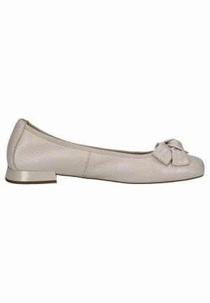 Klassische Ballettflats aus weichem beigem Leder, mit runder Spitze und einer dekorativen Schleife an der Vorderseite. Niedriger, stabiler Absatz für Unterstützung.