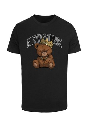 Czarna koszulka z wściekłym brązowym misiem w koronie i złotym łańcuchem, pod napisem "NEW YORK" w pogrubionych białych literach.