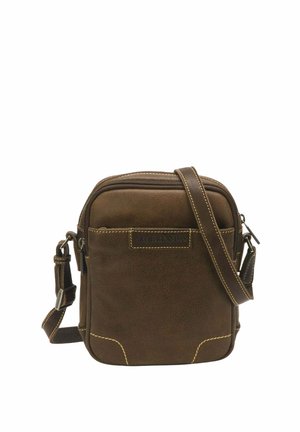 Sac bandoulière en cuir marron avec sangle ajustable, poche avant et coutures beiges visibles sur fond blanc.