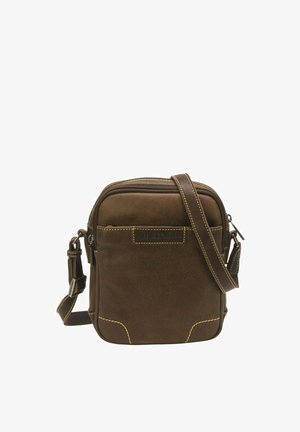 Sac bandoulière en cuir marron avec sangle ajustable, poche avant et coutures beiges visibles sur fond blanc.