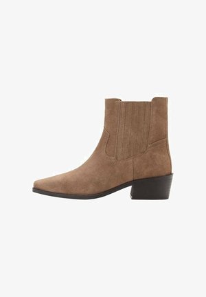 Smeđe gležnjače od brušene kože s oštrim vrhom i niskom blok petom. Izrađene su s okomitim šavovima sa strane radi teksture i dizajna.