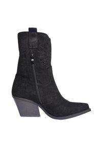 Stivale alla caviglia in suede nero con punta affusolata, zip laterale e tacco impilato di 3 pollici. Presenta cuciture decorative sul gambale.