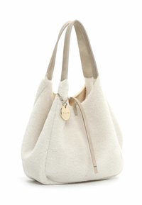 Mjuk vit tygväska med släta beige läderremmar, platt botten och en liten metallcharm fäst nära öppningen.