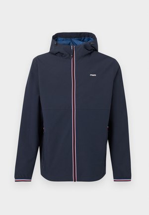 Marineblå vanntett jakke med hette, med en kontrasterende blå fôr og røde og hvite striper langs glidelåsen og på ermene.