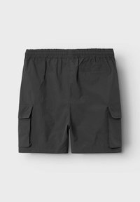 Mörkgrå cargoshorts med elastisk midja, sidofickor och en bakficka. Tillverkade av ett lätt, texturerat tyg.