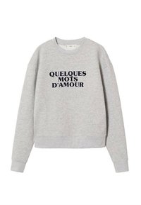 Felpa grigia con taglio morbido, con la scritta "QUELQUES MOTS D'AMOUR" in blu scuro. Tessuto liscio, polsini e orlo a coste.