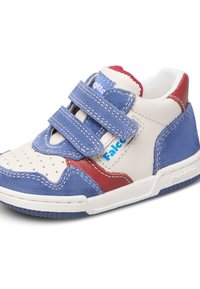 Sneaker per bambini in bianco, blu e rosso con doppi cinturini a strappo blu e area della punta perforata.