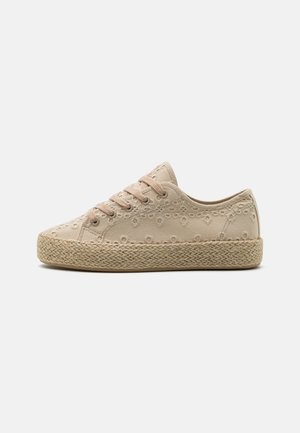 Beżowe sneaker'y sznurowane z haftowanymi kwiatowymi wzorami i grubą, plecioną podeszwą na platformie z juty, pokazane z profilu na jednolitym tle.