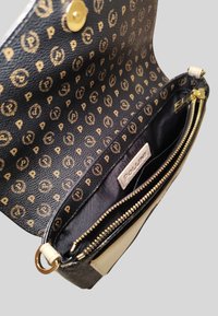 Borsa a tracolla nera con motivo a logo dorato, tasca interna con zip, hardware dorato e una texture liscia. Chiusura a pattina con bottone a pressione.