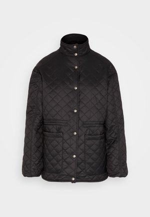 Crna jakna od quilted materijala s visokim ovratnikom, sa metalnim dugmadi na snap i dva prednja džepa. Glatka tekstura s dijamantnim uzorkom.