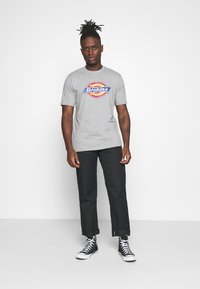 Dickies ICON LOGO TEE - Triko s potiskem - grey melange