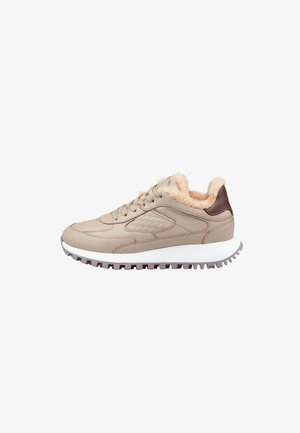 Beige lædersneaker med imiteret pelsfor, strukturerede sidepaneler, rund tå og en hvid mellemsål med et mønstret slidstærkt ydersål.