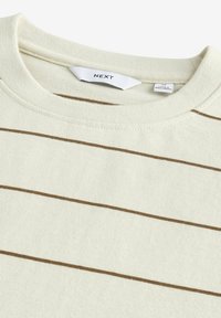 Crème-kleurige sweatshirt met horizontale bruine strepen, ronde halslijn en een zachte textuur. Het label binnen de kraag zegt "NEXT".