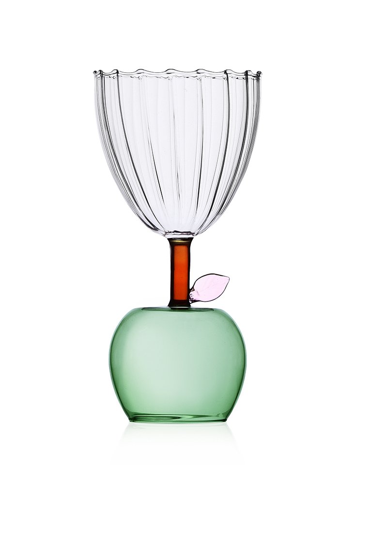 Scultura in vetro che combina una base a forma di mela verde con una foglia rosa e una parte superiore trasparente a forma di calice ondulato, collegata da un gambo marrone.