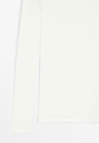 Hvid langærmet skjorte med rund halsudskæring, vist fladt med venstre ærme og en del af kroppen synlig.