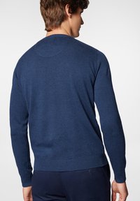 Granatowy sweter z dzianiny z okrągłym dekoltem, prążkowanymi mankietami i dołem, charakteryzujący się gładką fakturą i dopasowanym krojem zapewniającym komfort.