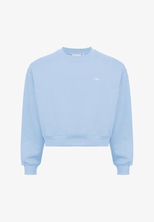 Lyseblå cropped sweatshirt med lange ærmer, ribbede manchetter og kant. Har en lille hvid logo foran. Blødt stof.