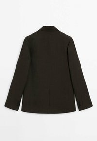 Blazer marron foncé sur mesure avec manches longues, poignets à boutons et une fente unique au dos, présenté de dos sur un fond blanc.