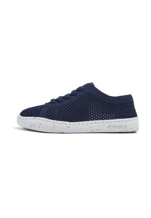 Sneaker in rete blu navy con design traspirante, suola in gomma bianca maculata e lacci piatti. Presenta una punta arrotondata e una tomaia testurizzata.