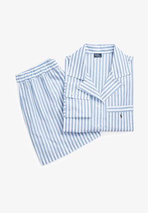 Sininen ja valkoinen raidallinen pyjamapuku, jossa on nappikiinnitteinen paita, jossa on tasku, ja joustovyötäröiset shortsit, valmistettu kevyestä kankaasta.