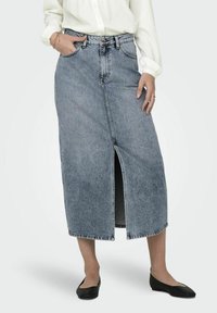 Falda midi de denim azul con una abertura frontal, diseño de cinco bolsillos y pasadores para cinturón. La falda tiene un acabado desgastado y un corte recto.