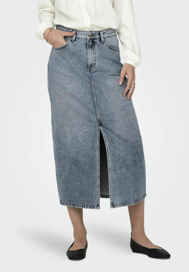 Falda midi de denim azul con una abertura frontal, diseño de cinco bolsillos y pasadores para cinturón. La falda tiene un acabado desgastado y un corte recto.