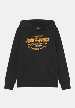 Sweat à capuche noir avec une poche avant et un texte orange « Jack & Jones Denim Wear Authentic Supply » imprimé sur la poitrine.