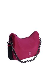 Bolso de hombro de piel rosa con cierre de cremallera, cuenta con una cadena negra como correa para el hombro y un parche con el logo en la parte frontal. Textura suave.