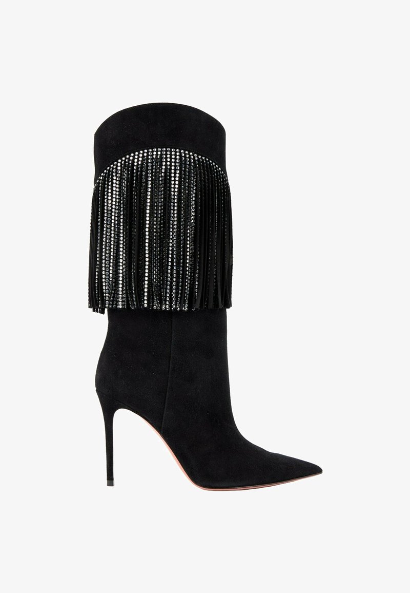 Botte pour femme en daim noir à talon haut, bout pointu et franges décoratives noires avec clous argentés autour de la partie supérieure de la tige.