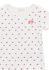 Top corto a maniche corte bianco con motivo di ciliegie rosse, texture a coste e logo rosso a forma di cuore "GUESS" sul petto.
