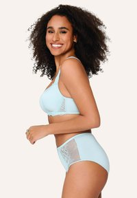 Svijetloplavi komplet donjeg rublja s čipkastim detaljem na grudnjaku i hlačicama visokog struka s mrežastim panelima. Mekani, rastezljivi materijal i dizajn bez šavova.