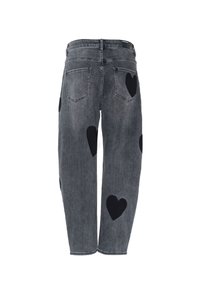 Džíny z denimu v antracitovej farbe so čiernymi nášivkami v tvare srdca. Majú päť vreciek a strih s rovnými nohavicami s viditeľným šitím.