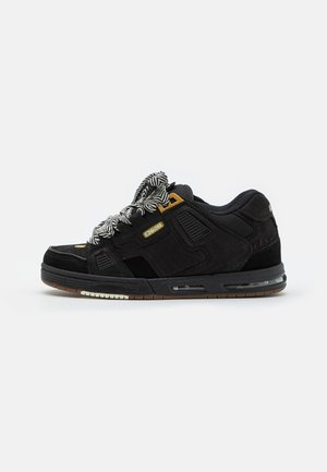 Globe SABRE - Skatesko - black