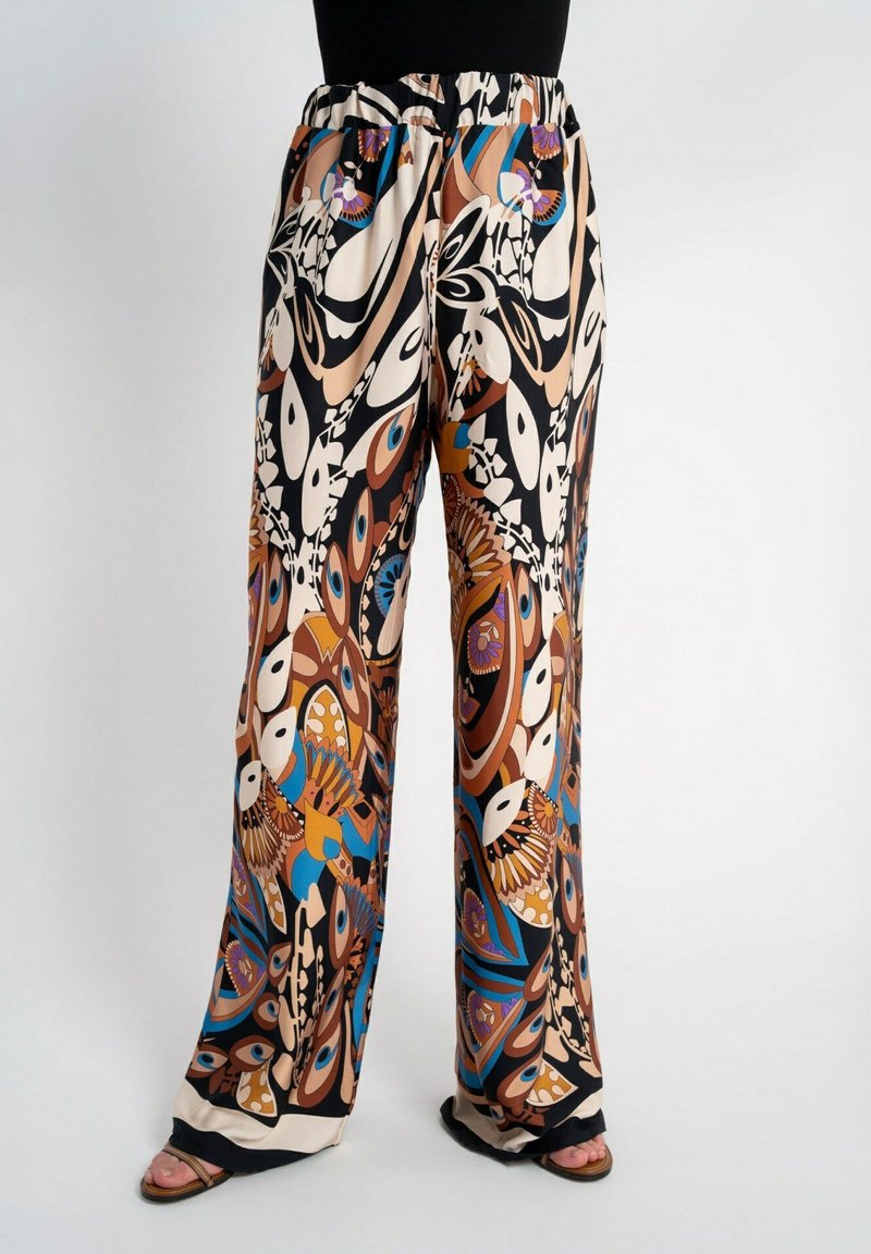 Szerokie spodnie wykonane z satyny, z kolorowym, abstrakcyjnym kwiatowym wzorem w odcieniach brązów, błękitów i bieli, z elastycznym paskiem w talii.