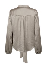 Lange mouwen, blouse met kraag in gedempt beige satijn, met een geplooide schouderpartij, afgeronde zoom en een strikdetail in de taille.