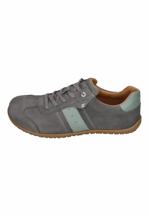 Grauer Veloursleder-Sneaker mit hellblauem Streifen, Schnürung vorne, brauner Sohle und gepolstertem Knöchelkragen, von der Seite gezeigt.