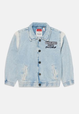 Hellblaue Jeansjacke mit Knopfverschluss, elastischen Bündchen, Seitentaschen und besticktem Logo auf der Brust. Klassisches Kragen-Design.