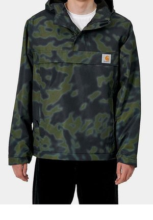 Camo-groene en zwarte lichtgewichtjas met een zak aan de voorkant, capuchon en Carhartt-logo patch. Gemaakt van glad, waterbestendig materiaal.