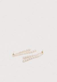 Σκουλαρίκια με μαργαριτάρια σε σχεδιασμό καταρράκτη, με πολλά στρογγυλά μαργαριτάρια διαφορετικού μεγέθους και κούμπωμα χρυσού τόνου, με λεία υφή.