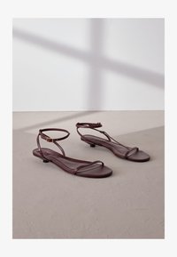 Ausgewählt, burgundy red leather