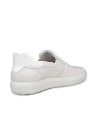 Ljusgrå slip-on sneakers med en smidig läderöverdel, elastiska sidopaneler, en vadderad krage och en gummisula med strukturerat grepp.