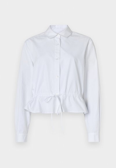Blouse en coton blanche à manches longues, taille cintrée et cordon de serrage ajustable. Dotée d'un col classique et d'une fermeture à boutons sur le devant.